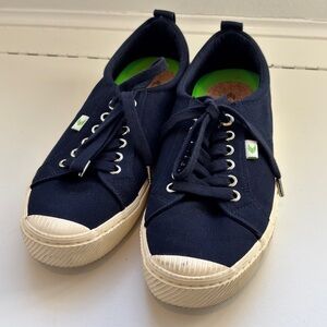 Cariuma Navy Blue Low Top Sneakers Unisex EUC